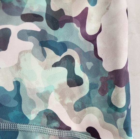 Spanx Booty Boost Active Athletic Crop Printed Camo Blue Pink Multi Medium - Picture 7 of 13